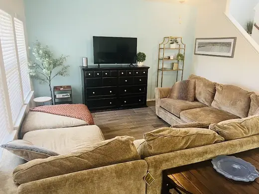 Cozy living room with comfortable seating at Sober Bridges - sober living home in Dallas.