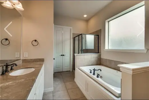 Bright bathroom with tub at Janie’s Place Sober Living & Mental Health Primary Home, a sober living home in Dallas.