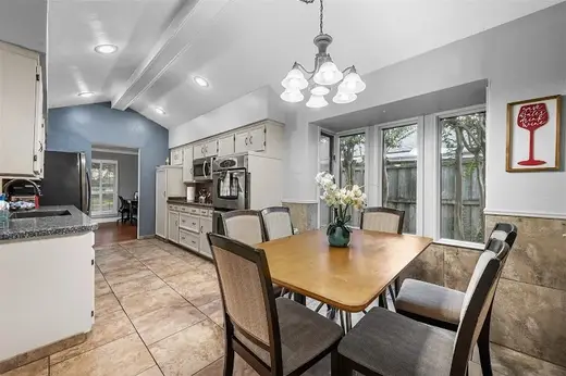 Bright dining area with a table, featuring Mecca Recovery Solutions' sober living home in Dallas.