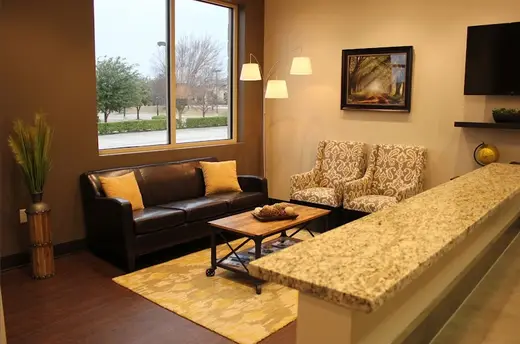 Cozy seating area with modern decor at Aspire Recovery Center of Frisco, a treatment center in Dallas.
